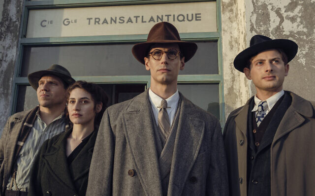 Hanno Koffler dans le rôle de Hans Fittko, Deleila Piasko dans le rôle de as Lisa Fittko, Cory Michael Smith dans le rôle de Varian Fry et Amit Rahav dans le rôle de Thomas Lovegrove dans Transatlantic. (Autorisation :  Netflix © 2023)