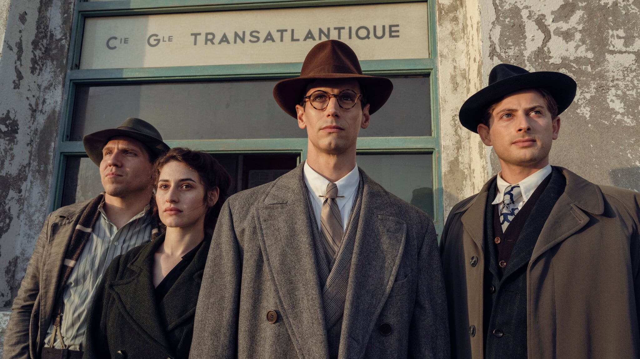 Hanno Koffler dans le rôle de Hans Fittko, Deleila Piasko dans le rôle de as Lisa Fittko, Cory Michael Smith dans le rôle de Varian Fry et Amit Rahav dans le rôle de Thomas Lovegrove dans Transatlantic. (Autorisation : Netflix © 2023) Hanno Koffler dans le rôle de Hans Fittko, Deleila Piasko dans le rôle de as Lisa Fittko, Cory Michael Smith dans le rôle de Varian Fry et Amit Rahav dans le rôle de Thomas Lovegrove dans Transatlantic. (Autorisation : Netflix © 2023)