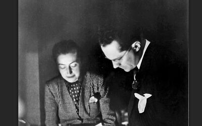 Varian Fry avec Miriam Davenport dans les premiers bureaux du Centre Américain de Secours de Marseille en 1940. Davenport, un ami de Mary Jayne Gold, devait apporter son aide dans les efforts de secours mais elle est oubliée dans "Transatlantic." (Autorisation : Varian Fry Institute via JTA)
