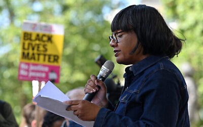 La députée travailliste Diane Abbott s'exprime lors d'une manifestation organisée par le groupe Stand Up To Racism devant Downing Street à Londres, le 17 juillet 2021. (Crédit : Justin TALLIS / AFP)