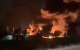 Un incendie provenant de la ville syrienne de Homs, suite à une attaque aérienne israélienne présumée, le 29 avril 2023. (Crédit : Capture d'écran Twitter)