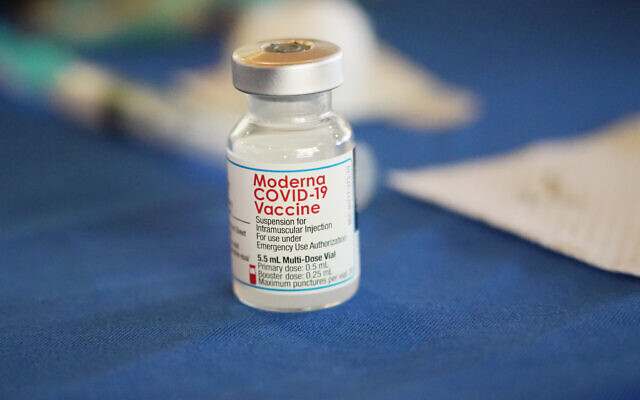 Un flacon de vaccin Moderna COVID-19 sur une table dans une station d'inoculation près de l'université d'État de Jackson, dans le Mississippi, le 19 juillet 2022. (Crédit : AP Photo/Rogelio V. Solis) Un flacon de vaccin Moderna COVID-19 sur une table dans une station d'inoculation près de l'université d'État de Jackson, dans le Mississippi, le 19 juillet 2022. (Crédit : AP Photo/Rogelio V. Solis)