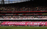 Des supporters assistant au début du match de football de la Premier League anglaise entre Arsenal et Tottenham Hotspur, à l'Emirates Stadium, à Londres, en Angleterre, le 1er octobre 2022. (Crédit : AP Photo/Kirsty Wigglesworth)