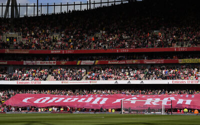 Des supporters assistant au début du match de football de la Premier League anglaise entre Arsenal et Tottenham Hotspur, à l'Emirates Stadium, à Londres, en Angleterre, le 1er octobre 2022. (Crédit : AP Photo/Kirsty Wigglesworth)