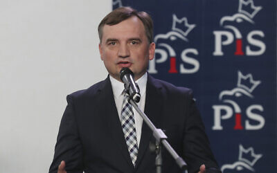Le ministre polonais de la Justice, Zbigniew Ziobro, s'adressant aux journalistes, à Varsovie, en Pologne, le 26 septembre 2020. (Crédit : Czarek Sokolowski/AP)