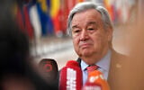 Le secrétaire général des Nations unies, Antonio Guterres, s'adressant aux médias à son arrivée à un sommet de l'UE dans le bâtiment du Conseil européen, à Bruxelles, le 23 mars 2023. (Crédit : Geert Vanden Wijngaert/AP)