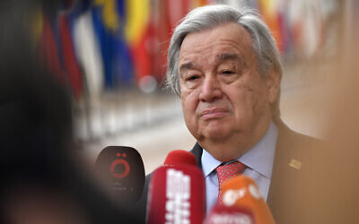 Le secrétaire général des Nations unies, Antonio Guterres, s'adressant aux médias à son arrivée à un sommet de l'UE dans le bâtiment du Conseil européen, à Bruxelles, le 23 mars 2023. (Crédit : Geert Vanden Wijngaert/AP)
