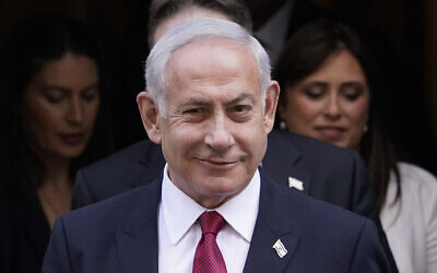 Le Premier ministre Benjamin Netanyahu quittant le 10 Downing Street après une réunion avec le Premier ministre britannique Rishi Sunak, à Londres, le 24 mars 2023. (Crédit : Alberto Pezzali/AP Photo)