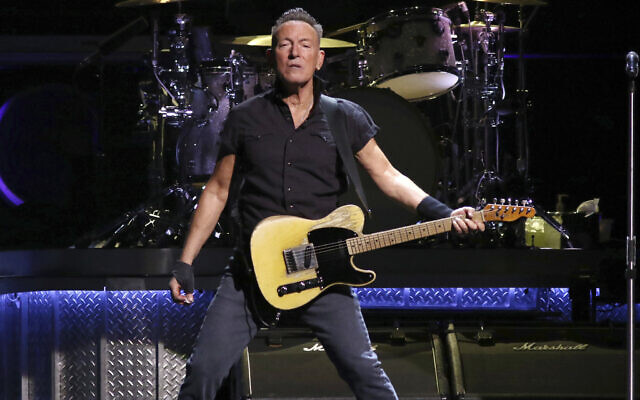 Bruce Springsteen et le E Street Band au Barclays Center, dans le quartier de Brooklyn, à New York, le 3 avril 2023. (Crédit : Greg Allen/Invision/AP)