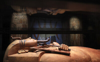 Le cercueil en bois du pharaon Ramsès II est exposé jeudi 6 avril 2023 à Paris. Une exposition de 181 objets du royaume du pharaon Ramsès II s'ouvre vendredi à La Grande Halle de La Villette à Paris. (Crédit : AP Photo/Aurelien Morissard)
