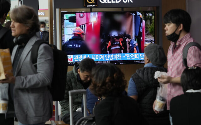 Un écran de télévision montrant une image d'un bus touristique renversé pendant un journal télévisé, à la gare de Séoul à Séoul, en Corée du Sud, le 14 avril 2023. (Crédit : AP Photo/Ahn Young-joon) Un écran de télévision montrant une image d'un bus touristique renversé pendant un journal télévisé, à la gare de Séoul à Séoul, en Corée du Sud, le 14 avril 2023. (Crédit : AP Photo/Ahn Young-joon)
