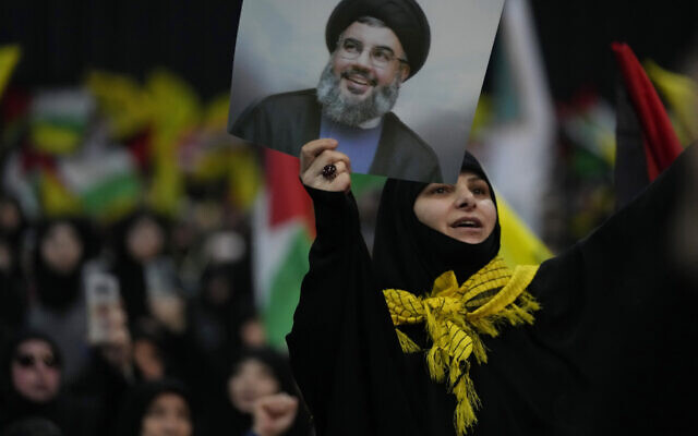 Une femme crie des slogans alors qu'elle tient un portrait du chef du Hezbollah, Sayyed Hassan Nasrallah, lors d'un rassemblement à l'occasion de la Journée de Jérusalem, dans la banlieue sud de Beyrouth, au Liban, le vendredi 14 avril 2023. (Crédit : Hussein Malla/AP) Une femme crie des slogans alors qu'elle tient un portrait du chef du Hezbollah, Sayyed Hassan Nasrallah, lors d'un rassemblement à l'occasion de la Journée de Jérusalem, dans la banlieue sud de Beyrouth, au Liban, le vendredi 14 avril 2023. (Crédit : Hussein Malla/AP)