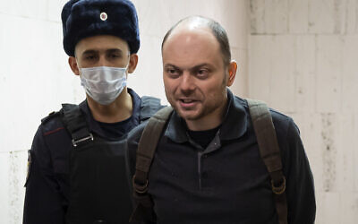 Vladimir Kara-Murza, militant de l'opposition en Russie, escorté à une audience devant un tribunal de Moscou, en Russie, le 8 février 2023. (Crédit : AP Photo)