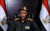 Sur cette image tirée d'une vidéo fournie le 21 avril 2023 par les forces armées soudanaises, le général Abdel-Fattah Burhane, commandant des forces armées soudanaises, s'exprime dans un lieu tenu secret. (Crédit : Forces armées soudanaises via AP)