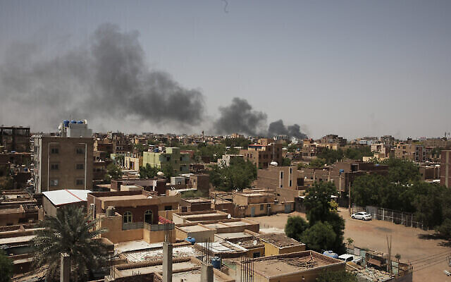 De la fumée s'élève de Khartoum, au Soudan, où les combats entre l'armée soudanaise et les forces de soutien rapide ont repris après l'échec d'un cessez-le-feu, le 22 avril 2023. (Crédit : AP Photo/Marwan Ali) De la fumée s'élève de Khartoum, au Soudan, où les combats entre l'armée soudanaise et les forces de soutien rapide ont repris après l'échec d'un cessez-le-feu, le 22 avril 2023. (Crédit : AP Photo/Marwan Ali)