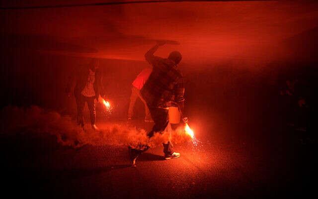 Des Israéliens manifestent contre le projet du gouvernement du Premier ministre Benjamin Netanyahu de réformer en profondeur le système judiciaire, pendant Yom HaAtsmaout, à Tel Aviv, le 25 avril 2023. (Crédit : AP Photo/Ohad Zwigenberg)
