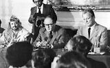 Yasser Arafat, à gauche, le chancelier autrichien Bruno Kreisky et l'ancien chancelier ouest-allemand Willy Brandt lors d'une conférence de presse après trois jours de discussions sur la situation au Moyen Orient, à Vienne, le 11 juillet 1979. (Crédit : AP Photo)
