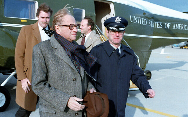 Le chancelier autrichien Bruno Kreisky, au centre, est accueilli à son arrivée pour une visite aux États-Unis, le 4 février 1983. (Crédit : US DoD par SGT Michael W. Tyler/Domaine public)