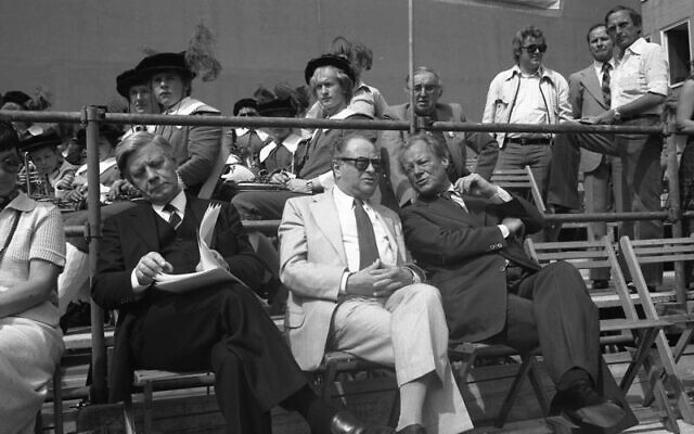 Bruno Kreisky avec les autres dirigeants socialistes Helmut Schmidt et Willy Brandt, à Nuremberg, le 20 mai 1979. (Crédit : Bundesarchiv bild)