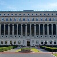 La façade de la bibliothèque Butler sur le campus de l'université Columbia. (Crédit : Wikimedia Commons)