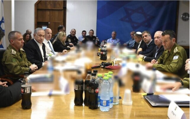 Le Premier ministre Benjamin Netanyahu, le ministre de la Défense Yoav Gallant, le ministre des Affaires étrangères Eli Cohen et de hauts responsables de la Défense et de Tsahal réunis avant la réunion du cabinet de sécurité pour discuter d'une réponse aux tirs de roquettes en provenance du Liban, le 6 avril 2023. (Crédit : Ariel Hermoni/Ministère de la Défense)