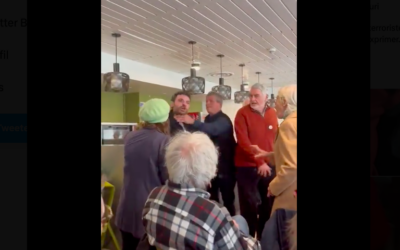 Samuel Lejoyeux, président de l’Union des étudiants juifs de France, violemment bousculé par un homme soutenant Salah Hamouri, à l'École des hautes études en sciences sociales, à Paris, le 18 avril 2023. (Crédit : Twitter / UEJF)