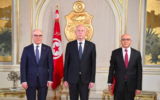 Le président tunisien Kais Saïed remettant ses lettres de créance à Mohamed Mhadhbi, le nouvel ambassadeur de Tunisie en Syrie, à droite, aux côtés du ministre des Affaires étrangères Nabil Ammar, à gauche. (Crédit : Bureau du président tunisien)