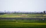 Vue de la frontière entre Israël et la Bande de Gaza, depuis le monument de la Flèche noire, le 21 mars 2023. (Crédit : Emanuel Fabian/Times of Israel)