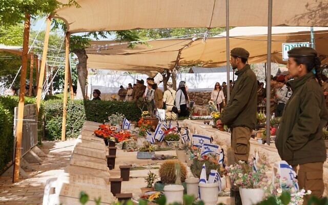 Des soldats de Tsahal avant une cérémonie au cimetière militaire de Beer Sheva, à Yom Hazikaron, le 25 avril 2023. (Crédit : Emanuel Fabian/Times of Israel)