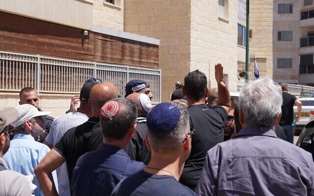 Des heurts entre des membres des familles ayant perdu un proche et des amis des défunts survenus aux abords du cimetière militaire de Beer Sheva à Yom HaZikaron, le 25 avril 2023. (Crédit : Emanuel Fabian/Times of Israel) Des heurts entre des membres des familles ayant perdu un proche et des amis des défunts survenus aux abords du cimetière militaire de Beer Sheva à Yom HaZikaron, le 25 avril 2023. (Crédit : Emanuel Fabian/Times of Israel)