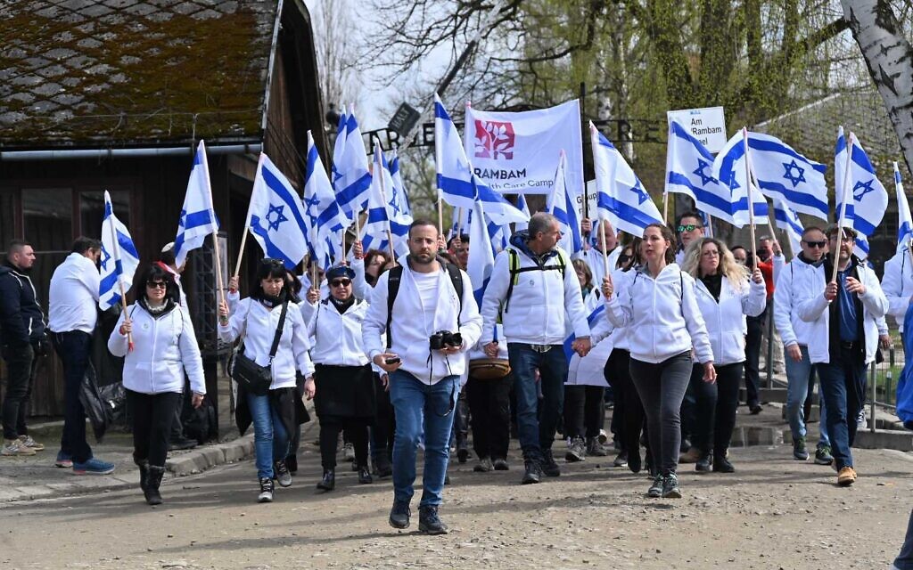 Des survivants de la Shoah et des délégations participant à la 35e Marche des Vivants, à Auschwitz, le 18 avril 2023. (Crédit : Canaan Lidor/Times of Israel)