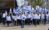 Des survivants de la Shoah et des délégations participant à la 35e Marche des Vivants, à Auschwitz, le 18 avril 2023. (Crédit : Canaan Lidor/Times of Israel)