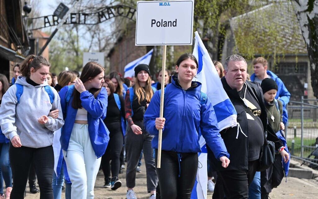 Une délégation polonaise participant à la Marche des Vivants, à Auschwitz, le 18 avril 2023. (Crédit : Canaan Lidor/Times of Israel)
