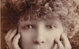 Sarah Bernhardt en gros plan, 1902 carte album
Paris, Bibliothèque nationale de France, département des Arts du spectacle. (Crédit : BNF/W.&D.Downey)
