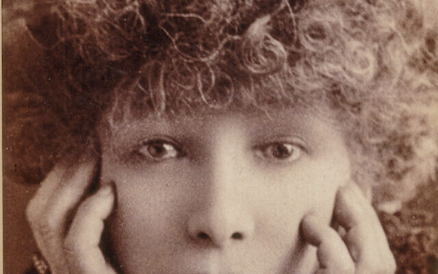 Sarah Bernhardt en gros plan, 1902 carte album
Paris, Bibliothèque nationale de France, département des Arts du spectacle. (Crédit : BNF/W.&D.Downey)