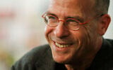L'auteur israélien Meïr Shalev s'exprimant lors du 25e Festival national du livre de Jérusalem, au Centre international de conférences de Jérusalem, 22 février 2011. (Crédit : Miriam Alster/Flash90)