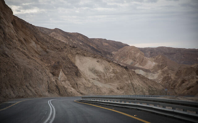 La Route 12, qui traverse les montagnes d'Eilat dans le sud d'Israël, le 15 février 2018. (Crédit : Hadas Parush/Flash90) La Route 12, qui traverse les montagnes d'Eilat dans le sud d'Israël, le 15 février 2018. (Crédit : Hadas Parush/Flash90)