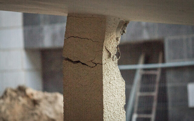 Vue d'une colonne détruite dans le cadre d'un projet de rénovation TAMA 38 à Kiryat Bialik, le 24 octobre 2018. (Crédit : Meïr Vaaknin/Flash90) Vue d'une colonne détruite dans le cadre d'un projet de rénovation TAMA 38 à Kiryat Bialik, le 24 octobre 2018. (Crédit : Meïr Vaaknin/Flash90)