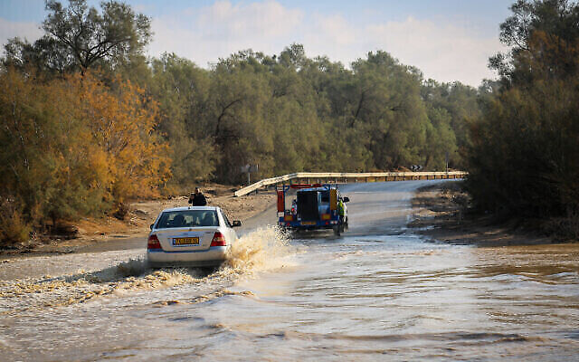 Voitures circulant sur une route inondée après de fortes pluies sur la route 234 entre Tze’elim et Urim, dans le sud d’Israël, le 19 janvier 2020 (Crédit : Flash90) Voitures circulant sur une route inondée après de fortes pluies sur la route 234 entre Tze’elim et Urim, dans le sud d’Israël, le 19 janvier 2020 (Crédit : Flash90)