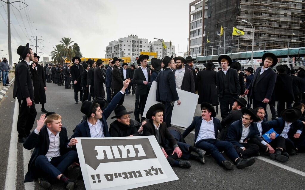 Des Juifs ultra-orthodoxes bloquant une rue pendant une manifestation contre l'obligation du service militaire aux abords de la ville de Bnei Brak, le 9 février 2022. (Crédit : Flash90/Dossier) Des Juifs ultra-orthodoxes bloquant une rue pendant une manifestation contre l'obligation du service militaire aux abords de la ville de Bnei Brak, le 9 février 2022. (Crédit : Flash90/Dossier)