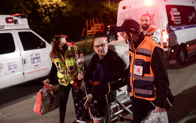 Illustration : Un survivant de la Shoah arrive sur un vol de sauvetage pendant la guerre en Ukraine, à l'aéroport Ben Gurion près de Tel Aviv, à la veille de la journée de Yom HaShoah, le 27 avril 2022. (Crédit : Tomer Neuberg/ Flash90)