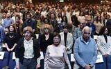 Des personnes assistant à une cérémonie commémorant les victimes du conflit israélo-palestinien, alors qu'Israël marque la journée annuelle de commémoration des soldats tombés au combat, à Tel Aviv, le 3 mai 2022. (Crédit : Tomer Neuberg/Flash90)