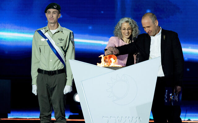 Uri et Mika Banki allument une torche pendant le 74e anniversaire de Yom HaAtzmaout sur le mont Herzl de Jérusalem, le 4 mai 2022. (Crédit : Yonatan Sindel/Flash90) Uri et Mika Banki allument une torche pendant le 74e anniversaire de Yom HaAtzmaout sur le mont Herzl de Jérusalem, le 4 mai 2022. (Crédit : Yonatan Sindel/Flash90)