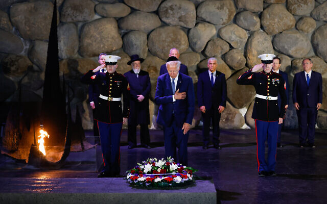 Le président américain Joe Biden dépos/מא une gerbe au mémorial de la Shoah de Yad Vashemצ à Jérusalem, le 13 juillet 2022. (Crédit : Olivier Fitoussi/Flash90) Le président américain Joe Biden dépos/מא une gerbe au mémorial de la Shoah de Yad Vashemצ à Jérusalem, le 13 juillet 2022. (Crédit : Olivier Fitoussi/Flash90)
