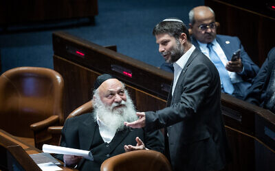 Bezalel Smotrich, chef du parti HaTzionout HaDatit, et Yitzhak Goldknopf, chef de Yahadout HaTorah, à la Knesset, le 21 novembre 2022. (Crédit : Yonatan Sindel/Flash90)