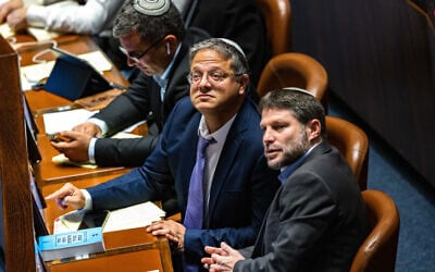 Le député Bezalel Smotrich, chef du parti HaTzionout HaDatit, (à droite) et le député Itamar Ben Gvir, chef du parti Otzma Yehudit, au plénum de la Knesset, le 28 décembre 2022. (Crédit : Olivier Fitoussi/Flash90)
