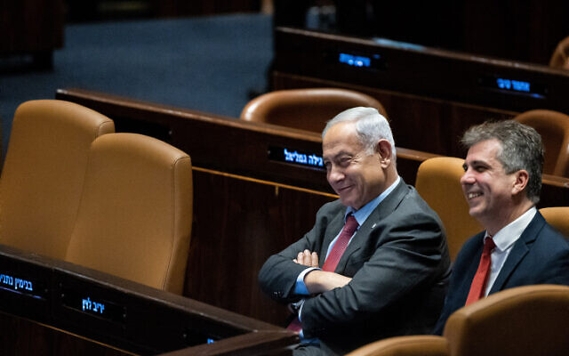 Le Premier ministre Benjamin Netanyahu et le ministre des Affaires étrangères Eli Cohen lors de la séance plénière de la Knesset, le 13 mars 2023. (Crédit : Yonatan Sindel/Flash90) Le Premier ministre Benjamin Netanyahu et le ministre des Affaires étrangères Eli Cohen lors de la séance plénière de la Knesset, le 13 mars 2023. (Crédit : Yonatan Sindel/Flash90)