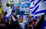 La bannière de Netanyahu indiquant "Beaucoup de politiciens, un seul leader" lors du rassemblement en faveur de la réforme du système judiciaire prévue par le gouvernement, à Tel Aviv, le 30 mars 2023. (Crédit : Avshalom Sassoni/Flash90)