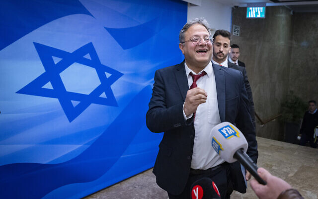 Le ministre de la Sécurité nationale Itamar Ben Gvir arrivant pour une réunion du cabinet au Bureau du Premier ministre, à Jérusalem, le 2 avril 2023. (Crédit : Olivier Fitoussi/Pool) Le ministre de la Sécurité nationale Itamar Ben Gvir arrivant pour une réunion du cabinet au Bureau du Premier ministre, à Jérusalem, le 2 avril 2023. (Crédit : Olivier Fitoussi/Pool)
