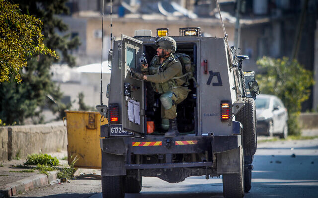 Les Palestiniens se heurtant aux forces de sécurité israéliennes lors d'un raid dans la ville de Naplouse, en Cisjordanie, le 3 avril 2023. (Crédit : Nasser Ishtayeh/Flash90) Les Palestiniens se heurtant aux forces de sécurité israéliennes lors d'un raid dans la ville de Naplouse, en Cisjordanie, le 3 avril 2023. (Crédit : Nasser Ishtayeh/Flash90)